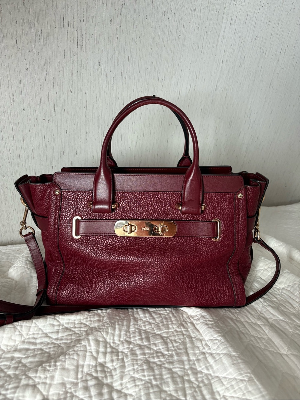 Coach swagger crossbody red gold large leather purse please read broken handle - Picture 2 of 11